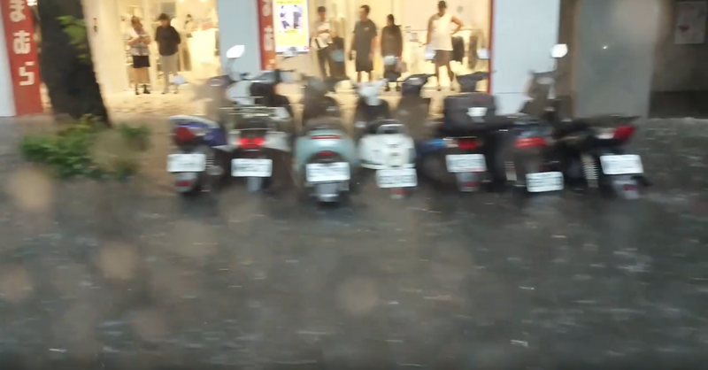 咕嚕咕嚕!北市中山北路淹水畫面曝 網酸蔣萬安:火鍋湯底有老鼠嗎?