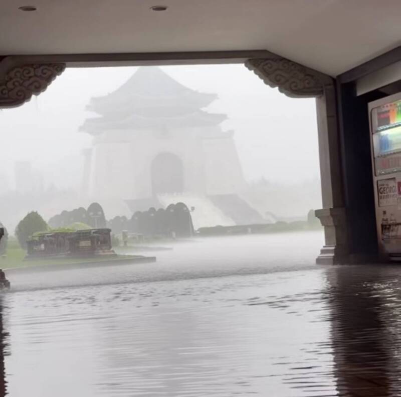 雷雨炸雙北!中正紀念堂淹成「養魚池塘」 全網Call蔣萬安救阿公