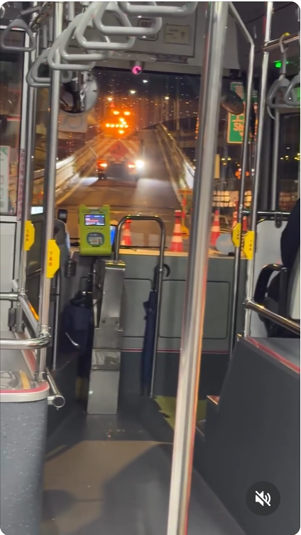 水源快無預警封橋!公車司機也傻眼 乘客:家在門前卻下不得