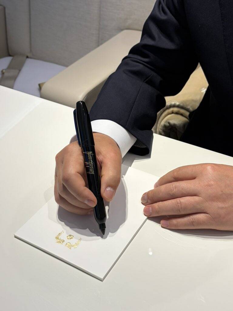 李在明透露,川普17日將自己長期使用的簽字筆贈送給他作為禮物。(圖擷自X) 李在明透露,川普17日將自己長期使用的簽字筆贈送給他作為禮物。(圖擷自X)