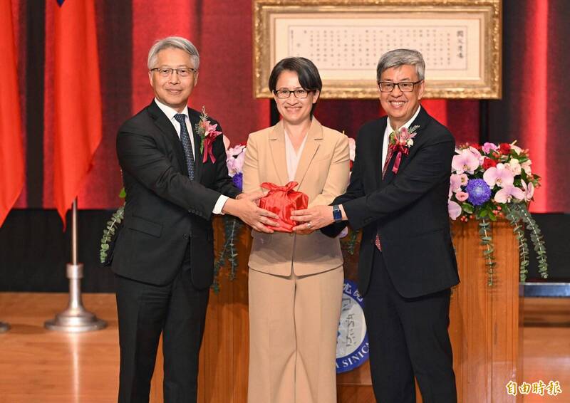 中研院長廖俊智交棒陳建仁 蕭美琴:盼卸任後持續關心家裡事