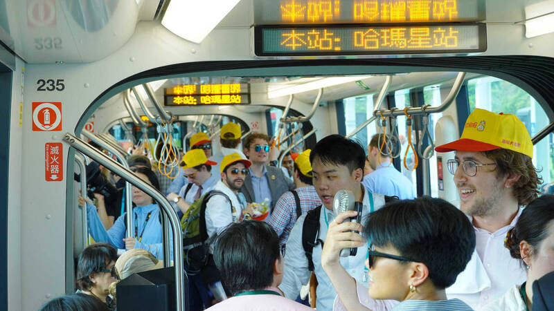 訪團搭乘高雄輕軌體驗綠色運輸,實地感受高雄推動永續城市與大眾智慧運輸建設的成果。(青年局提供) 訪團搭乘高雄輕軌體驗綠色運輸,實地感受高雄推動永續城市與大眾智慧運輸建設的成果。(青年局提供)