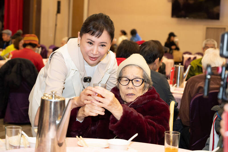8旬嬤曾演歌仔戲野台花旦 與陳亞蘭合唱〈身騎白馬〉圓夢後長辭