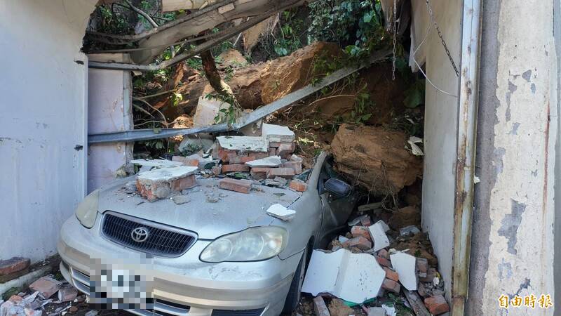 基隆連日大雨 通明街山坡土石崩落砸中民宅、車輛
