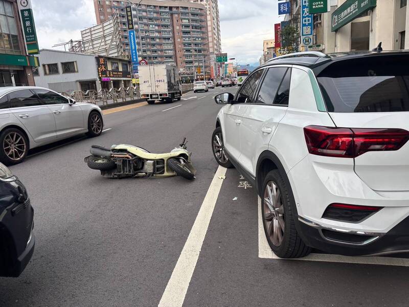 三寶女駕駛51分鐘內先撥撞機車處理完起步再撞汽車 全網傻眼