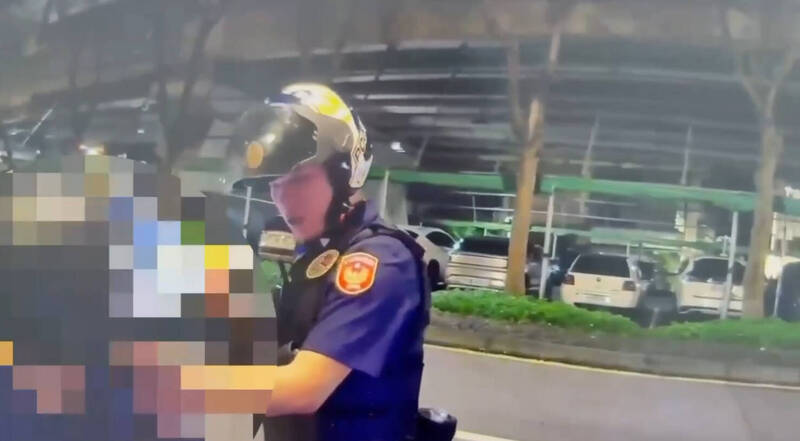 外送員毒駕違停遭逮!顧客等無炸雞一下樓看傻:我還自取