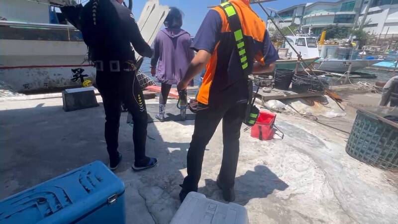 夫潛水作業「慘卡船底」! 妻岸邊等不到人崩潰報警搶命