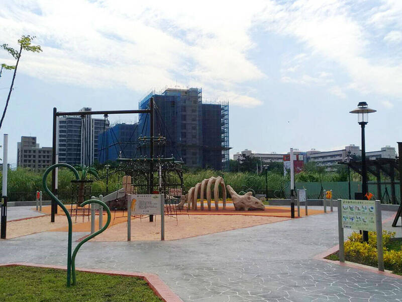 鶯歌逗逗龍公園設置三角龍地景遊戲區、山形攀爬網。(新北市景觀處提供) 鶯歌逗逗龍公園設置三角龍地景遊戲區、山形攀爬網。(新北市景觀處提供)