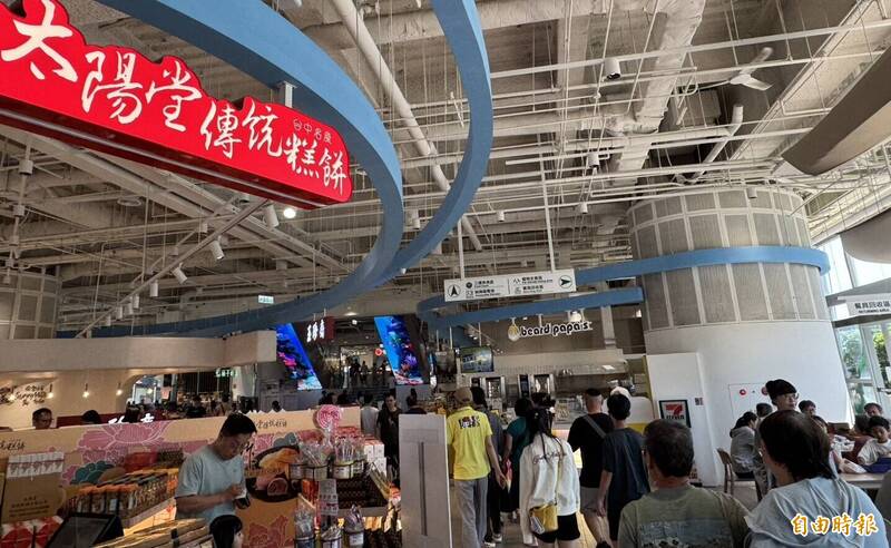 端午連假首日 國道清水服務區湧人潮