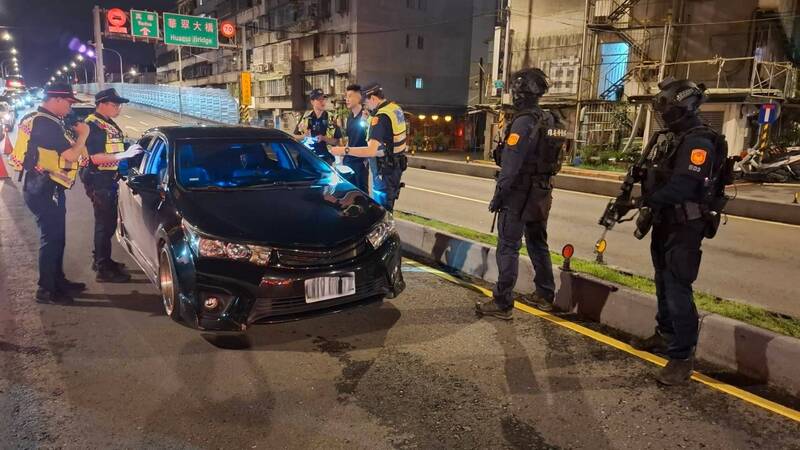 戰果豐碩!閉鎖式路檢見效 新北警專案首日逮毒、酒駕53件