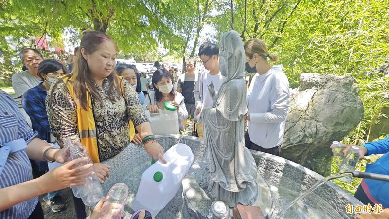 一年就等這一天!清水岩甘露泉取午時水 民眾:年年必來