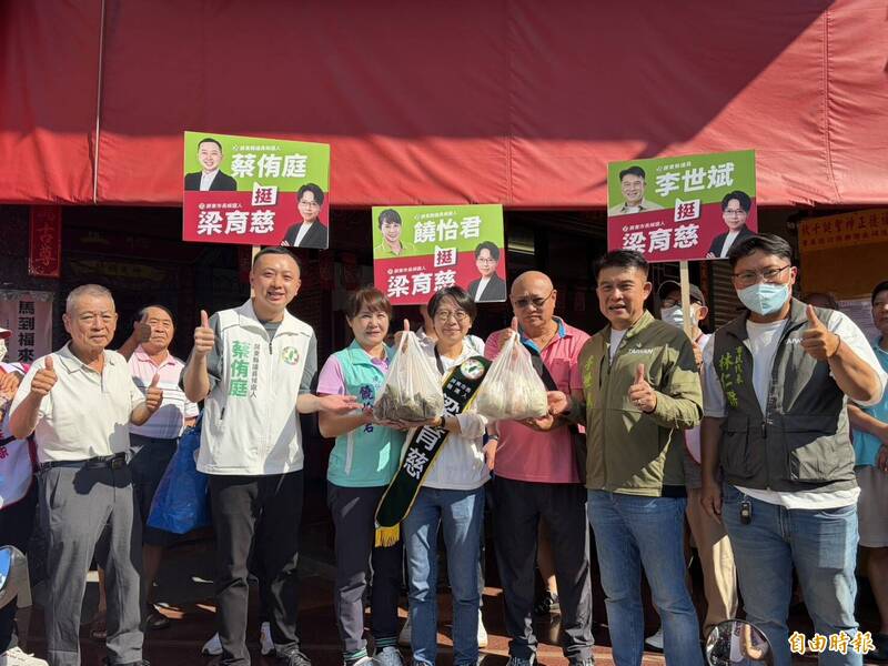 民進黨屏東市長參選人梁育慈偕民代選將 端午節掃建國市場