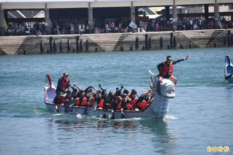 36支隊伍逾千人澎湖馬公端午賽龍舟 還有寫生、豎蛋及美食市集