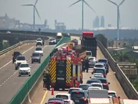 西濱台中段端午節驚傳死亡車禍 砂石車「折甘蔗」駕駛臟器外露身亡