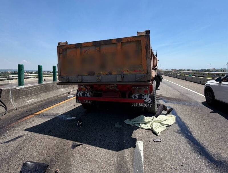 蔡姓駕駛遭後掛的拖車車輪輾壓慘死。（民眾提供）