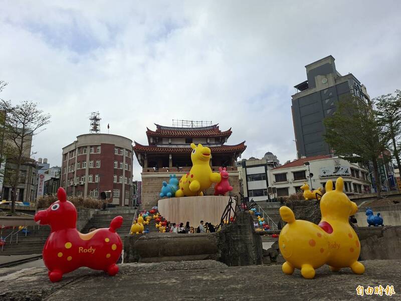 竹市府捐21隻跳跳馬給醫院 家長現場找嘸:高虹安擺拍完就不見?