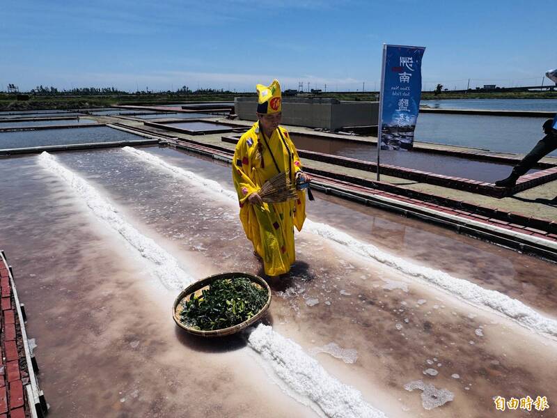 端午吸天地正氣 布袋洲南鹽場「午時鹽」熱銷破3000包