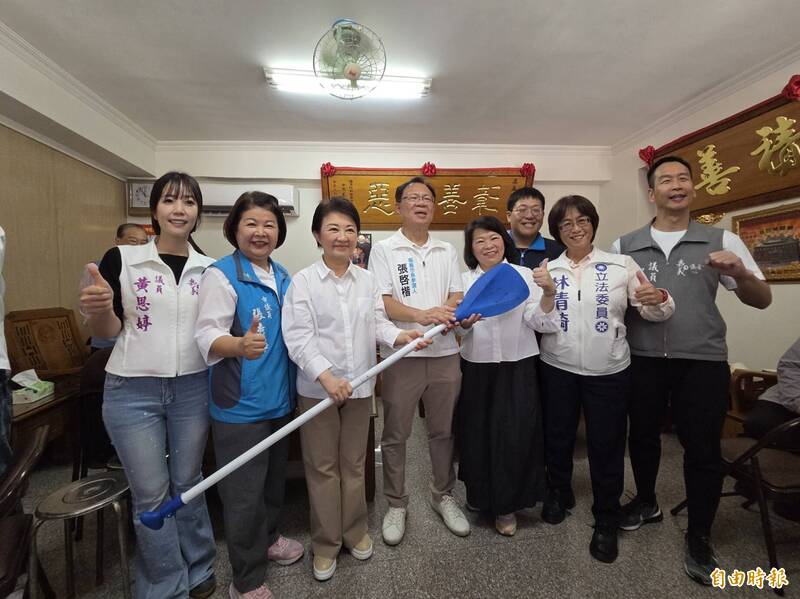 台中市長盧秀燕（左三）送龍舟槳，象徵藍白合成功。（記者王善嬿攝）
