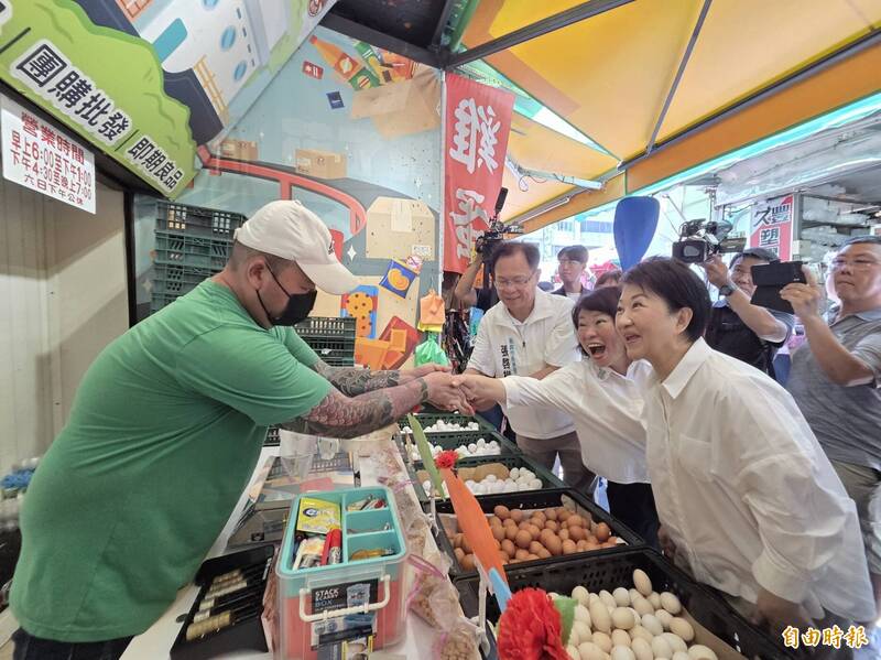 台中市長盧秀燕（右）、嘉義市長黃敏惠（中）與藍白共推嘉義市長參選人張啓楷（右三）到市場拜票。（記者王善嬿攝）