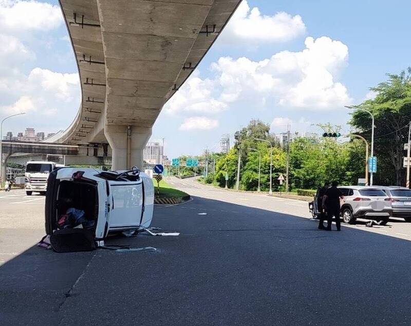 高雄楠梓路口驚險翻車 轎車疑闖紅燈撞翻6旬夫妻休旅車