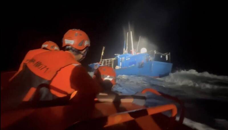 澎湖海巡取締越界中國漁船 中方海警船騷擾、我連江艦對應監控