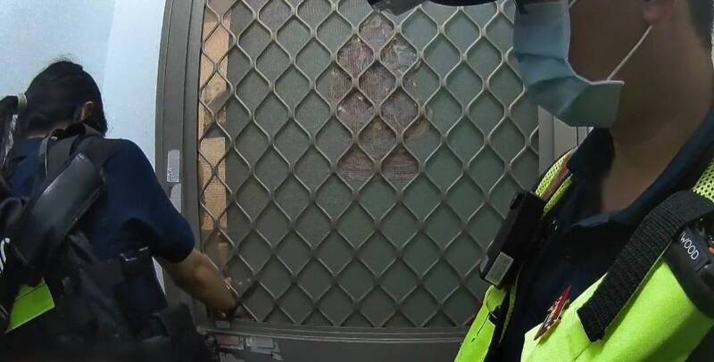 門反鎖!台中獨居男跌倒無法起身 女警「 1動作 」順利進屋搶救