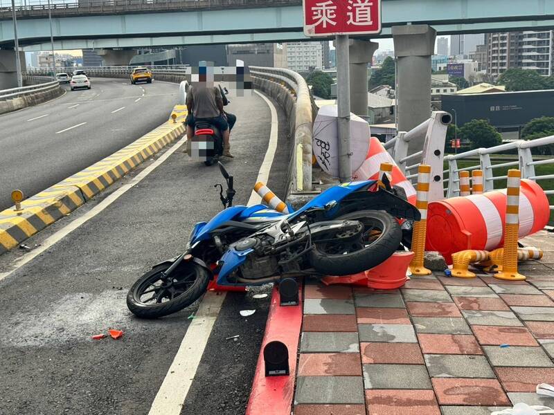 新北大橋機車失控撞護欄 力道過猛騎士拋飛重摔命危