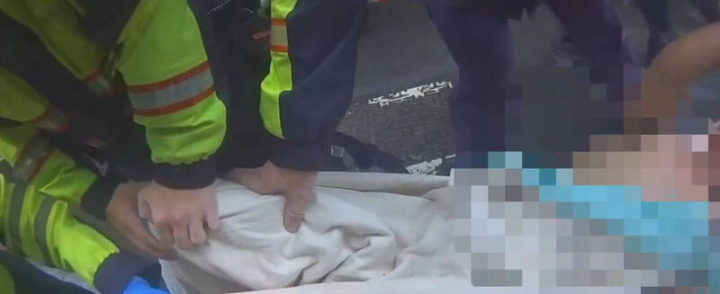 大雨驚魂!公寓住戶擔心淹水查看地下室 赫見裸男揮舞水管