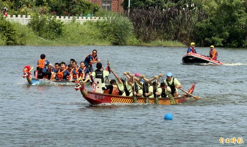 金門端午龍舟賽嗨戰 無聊男子、大正妹不敵「白金龍」