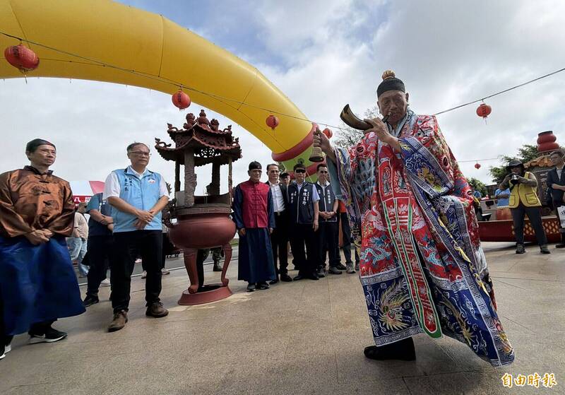 副縣長李文良(左二)等人向關聖帝君上香祈福後,依古禮準備為龍舟進行開光點睛儀式。(記者吳正庭攝)