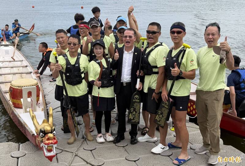 金門酒廠白金龍隊,經金酒董事長吳昆璋(中)打氣加持後,果然一口氣順到賽事結束,拿下社男組冠軍。(記者吳正庭攝)