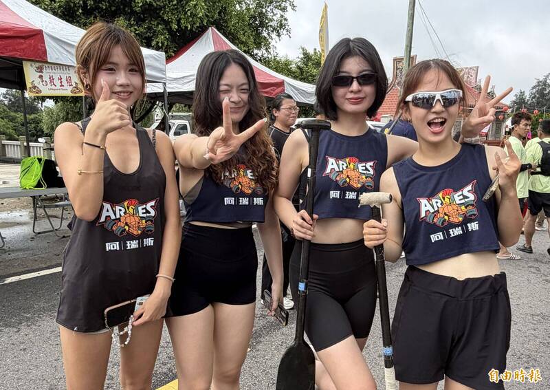 「大正妹弈萱划給你看」隊伍報名男子組,在雙鯉湖畔等待出賽成為嬌點。(記者吳正庭攝)