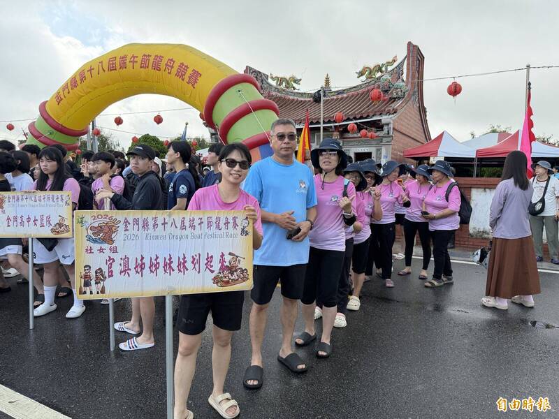 來自金沙鎮的「官澳姊姊妹妹划起來」全隊划槳手粉紅色打扮十分搶眼。(記者吳正庭攝)