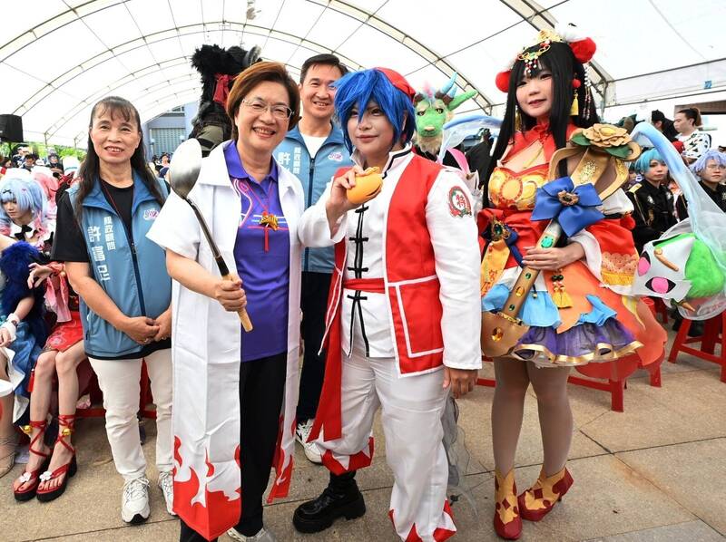 鹿港街頭變舞台!COSPLAY踩街 王惠美扮演這「角色」讓人驚呆