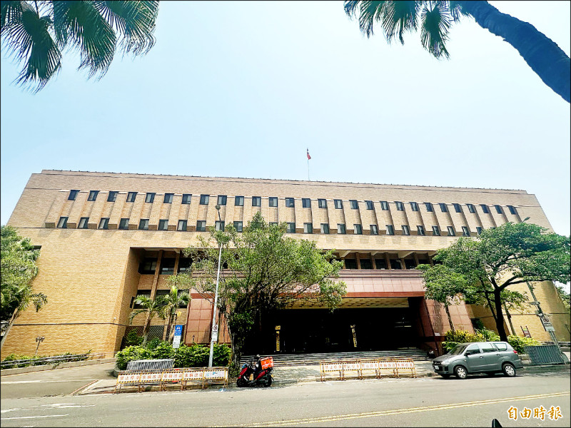 離譜書記官 偷拍案卷性影像