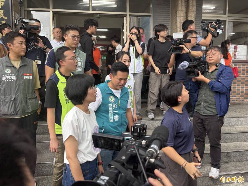 李四川見她忙閃人!記者驚呼「繞太大圈」 蘇巧慧表情笑翻網
