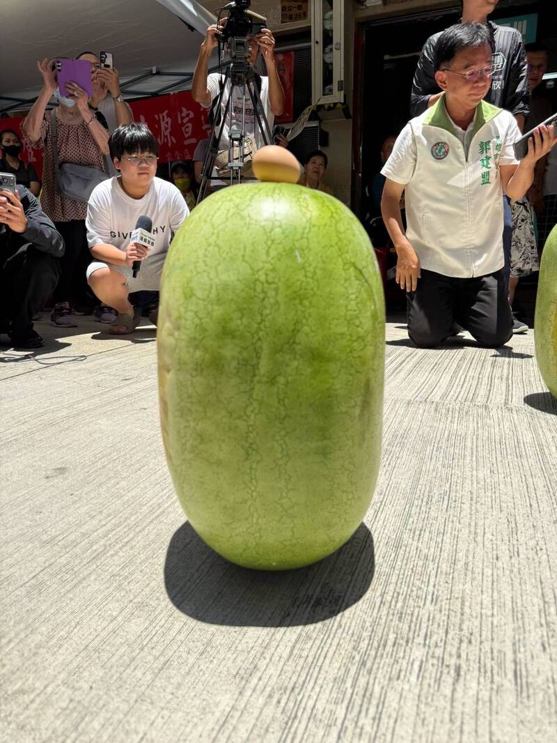 端午立蛋玩出新高度!賴瑞隆把雞蛋放西瓜上掀討論
