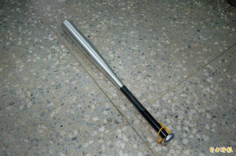 到底有多氣?繼父女為搶鋁棒清晨大戰 互控傷害雙雙判拘25天