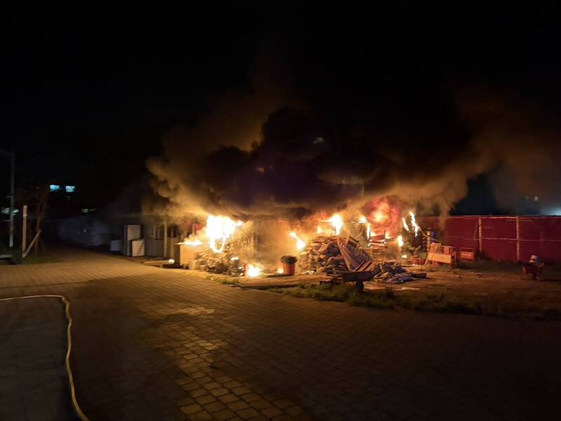 嘉市劉厝工地辦公室暗夜大火 消防人車灌救