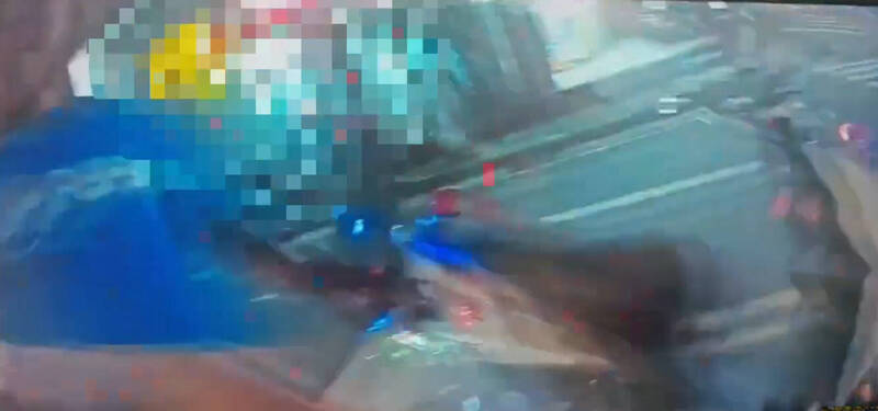 違規未打方向燈逃逸 永和男不服盤查揮拳毆警