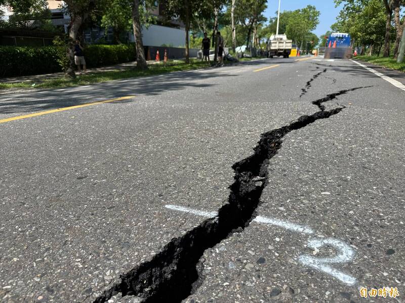 宜蘭市建蘭北路污水管脫落 80公尺路陷封閉搶修