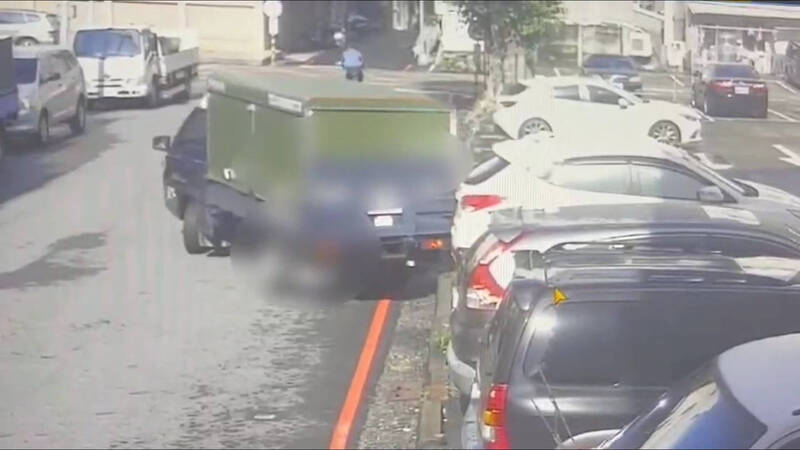 小貨車倒車A到轎車後落跑 監視器全都錄跑不掉了