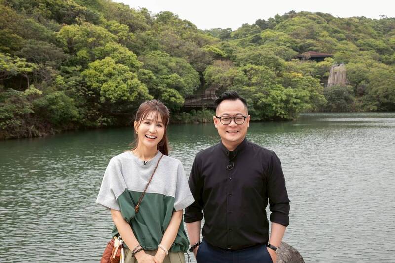 民進黨基隆市長參選人童子瑋（古）和藝人吳怡霈（左）一起走登上步道，宣傳基隆山林之美。（童子瑋辦公室提供）