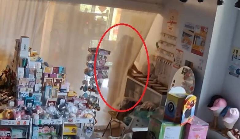 零元購?一中商圈飾品店「男把風女行竊」 整盤戒指端走誇張畫面曝
