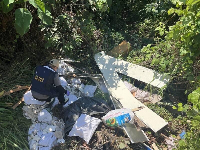 台中霧峰山區驚見大量廢棄物 江和樹怒嗆:一定抓到你