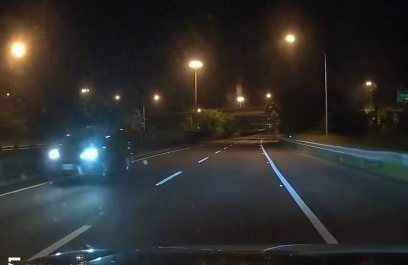 疑錯過往墾丁匝道 休旅車深夜竟在台88線上迴轉