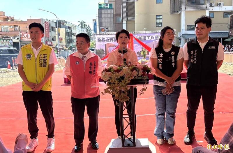 藍綠議員站兩旁 蔡育輝怕怕 陳亭妃:不要緊 建設大家關心