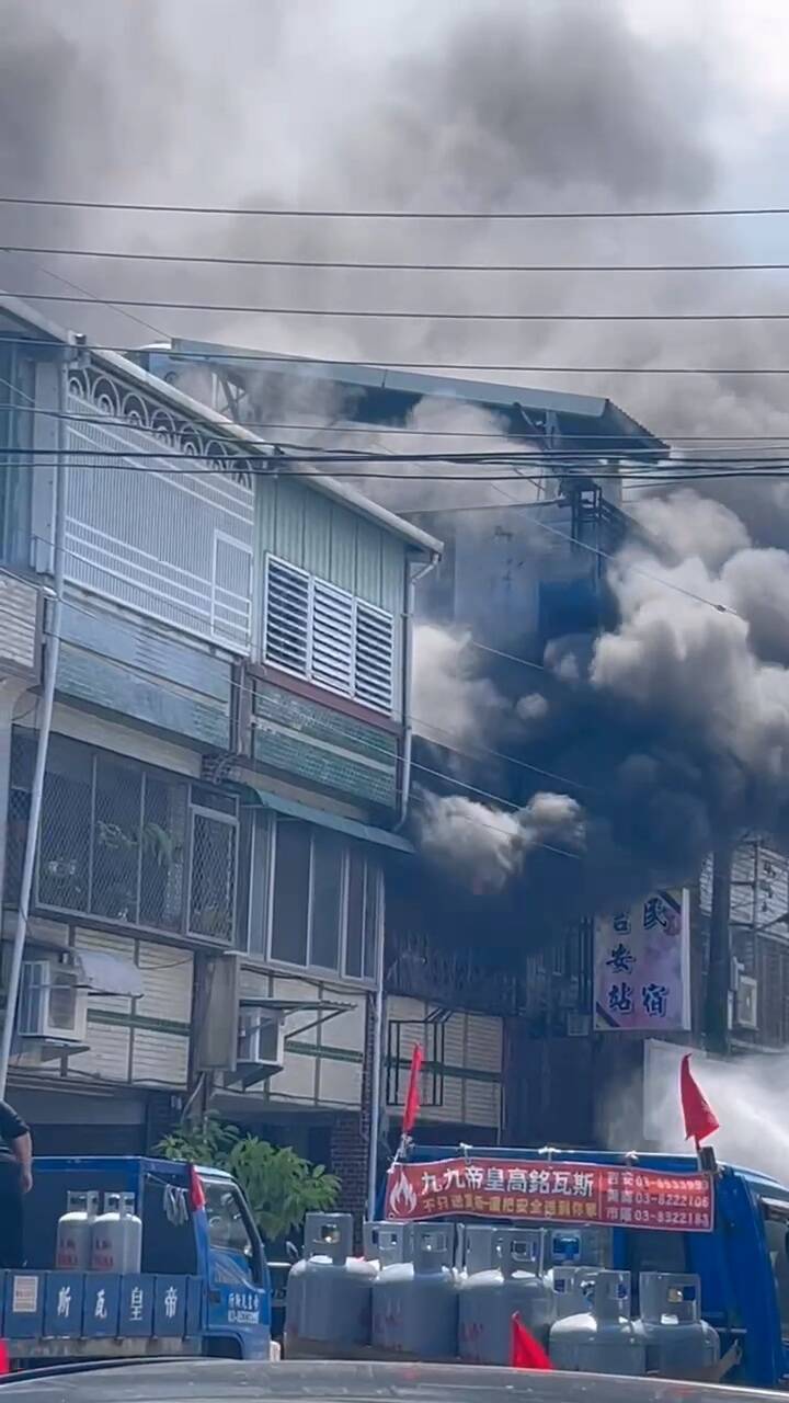 花蓮縣吉安鄉南昌路民宅下午2點多發生火警，由於隔壁就是瓦斯行，業者急忙將瓦斯桶全數撤出。（民眾提供）