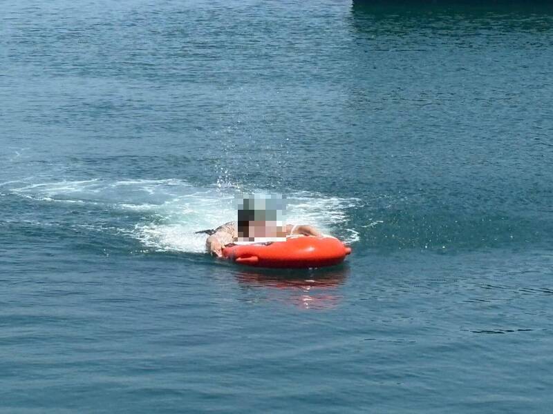 福隆沙灘女泳客被離岸流捲走 海巡救生利器「隔空」神救援