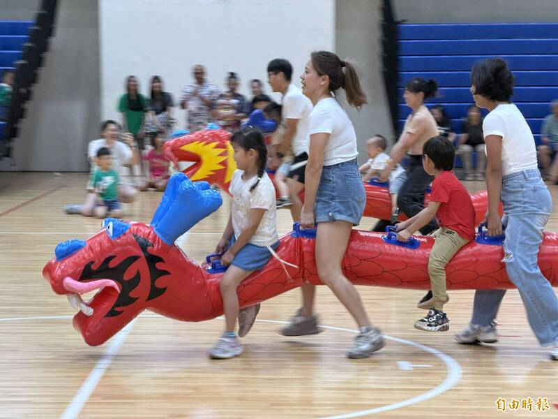 端午陸上龍舟趣味賽登場 嗨翻金門「小巨蛋」